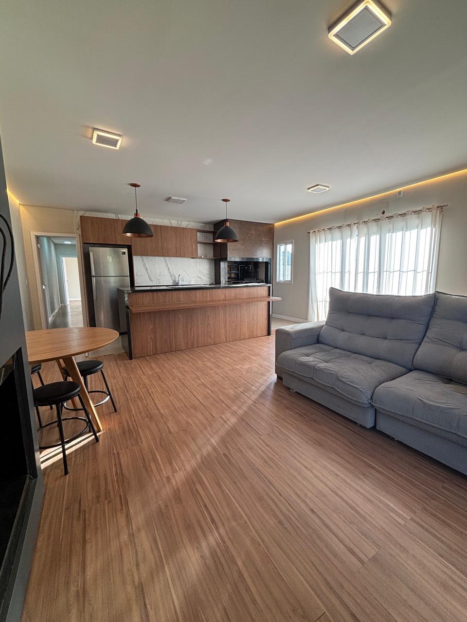 Sala de estar integrada à cozinha e ao espaço gourmet