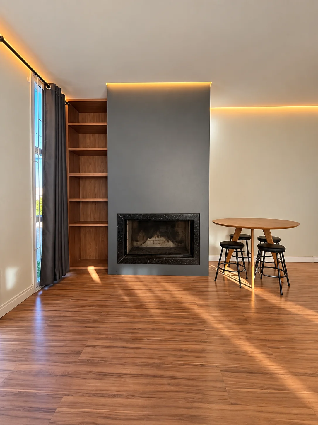 Sala de estar com lareira e iluminação indireta