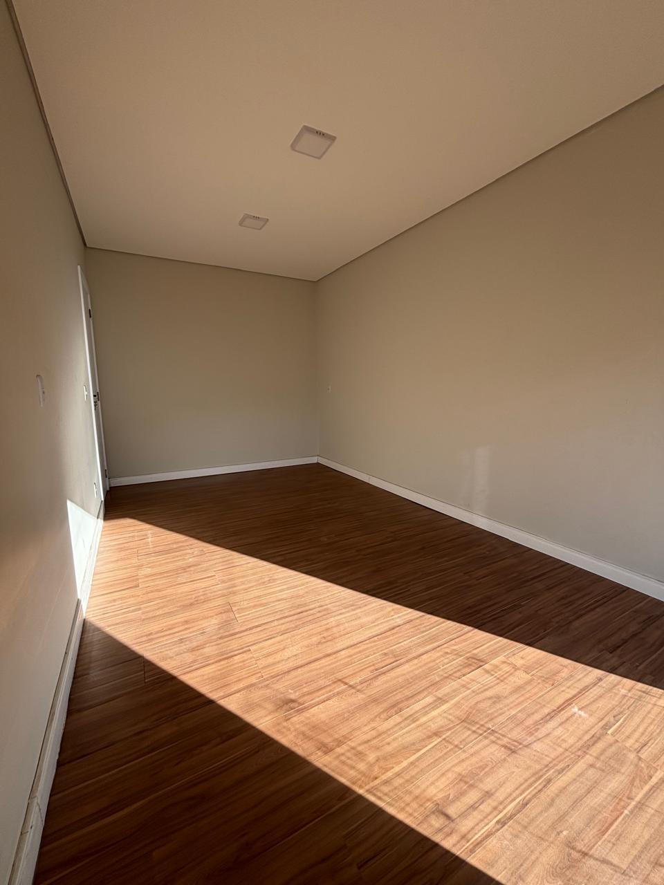 Dormitório com piso amadeirado